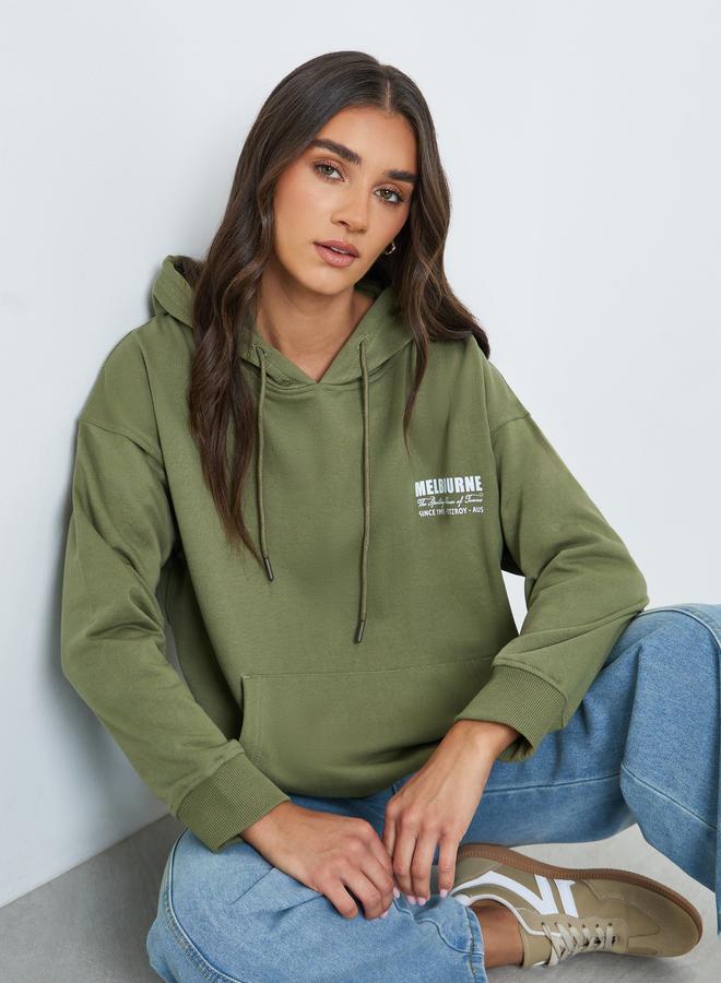 ستايلي هودي واسع بطبعة كتابة وأكمام بحواف أساور - Image 5